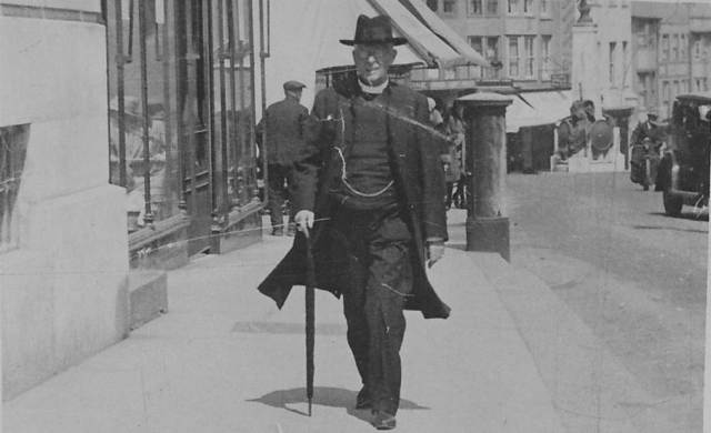 Clergyman_Lewes_High_Street
