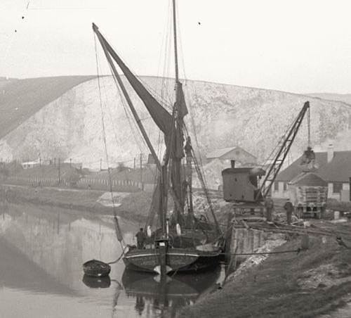 Spritsail_barge_Southerham_Cement_Works Spritsail_barge_Southerham_Cement_Works