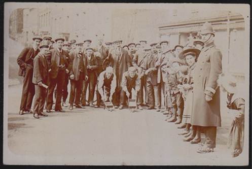 Lewes_wheelbarrow_race_1910