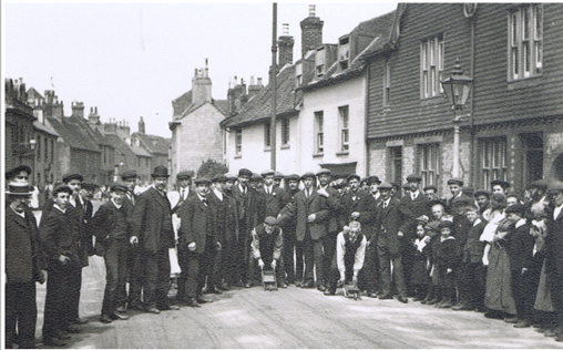 Lewes_Wheelbarrow_Race_1910_end