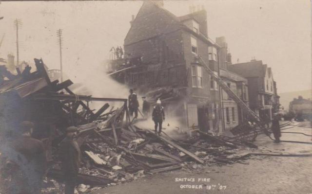 Smith's_fire_Lewes_1907_postcard_1