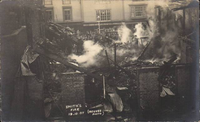 Smith's_fire_Lewes_1907_postcard_2